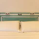 Persino la testiera in legno del letto, oggi riverniciata con colori tenui, mostra ancora le ghirlande originarie. Durante l�ultimo restauro, pur inserendo le comodit� moderne, sono infatti stati conservati con cura tutti gli elementi antichi 